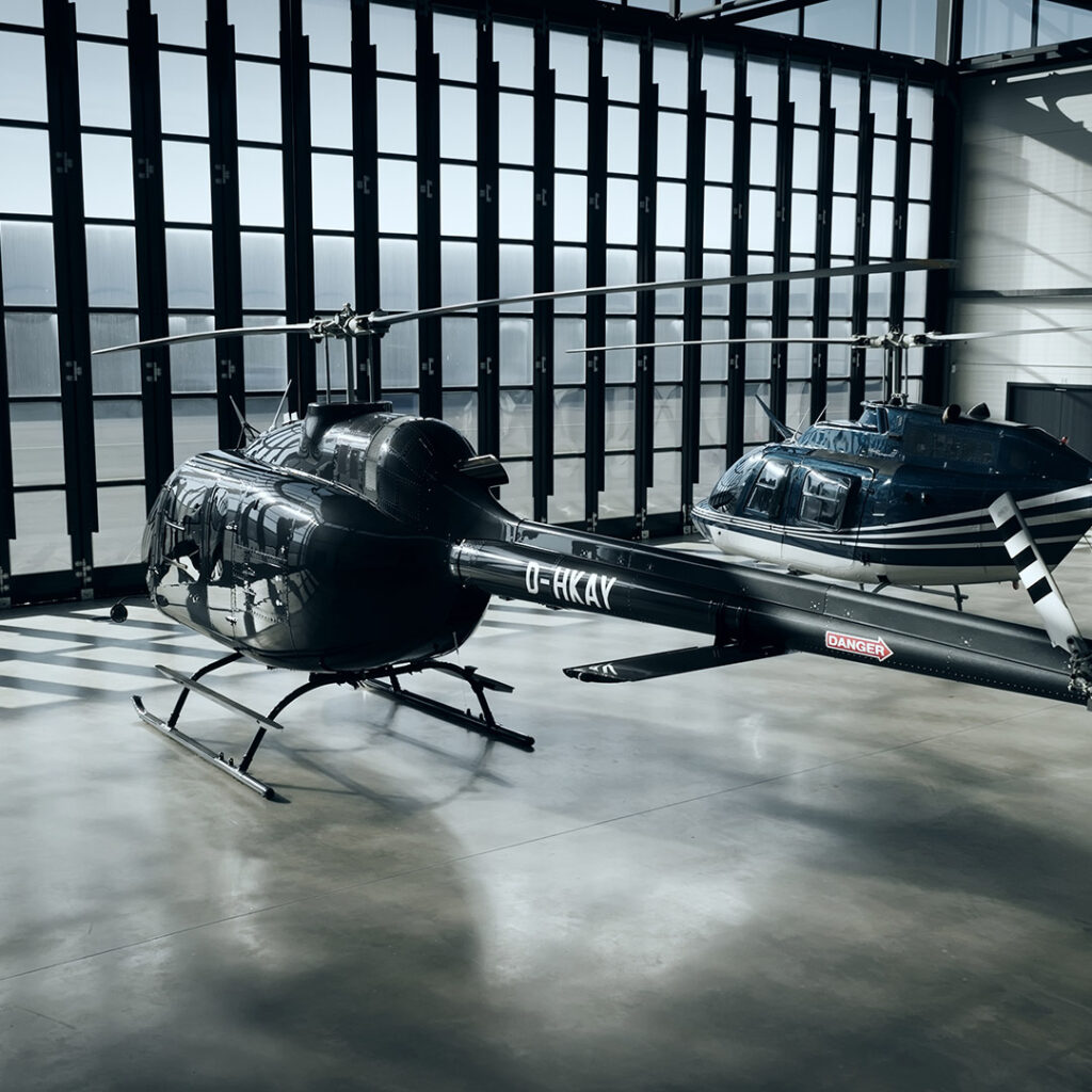 Bell 206 und Bell 505 im kayfly Hangar am Flughafen Siegerland