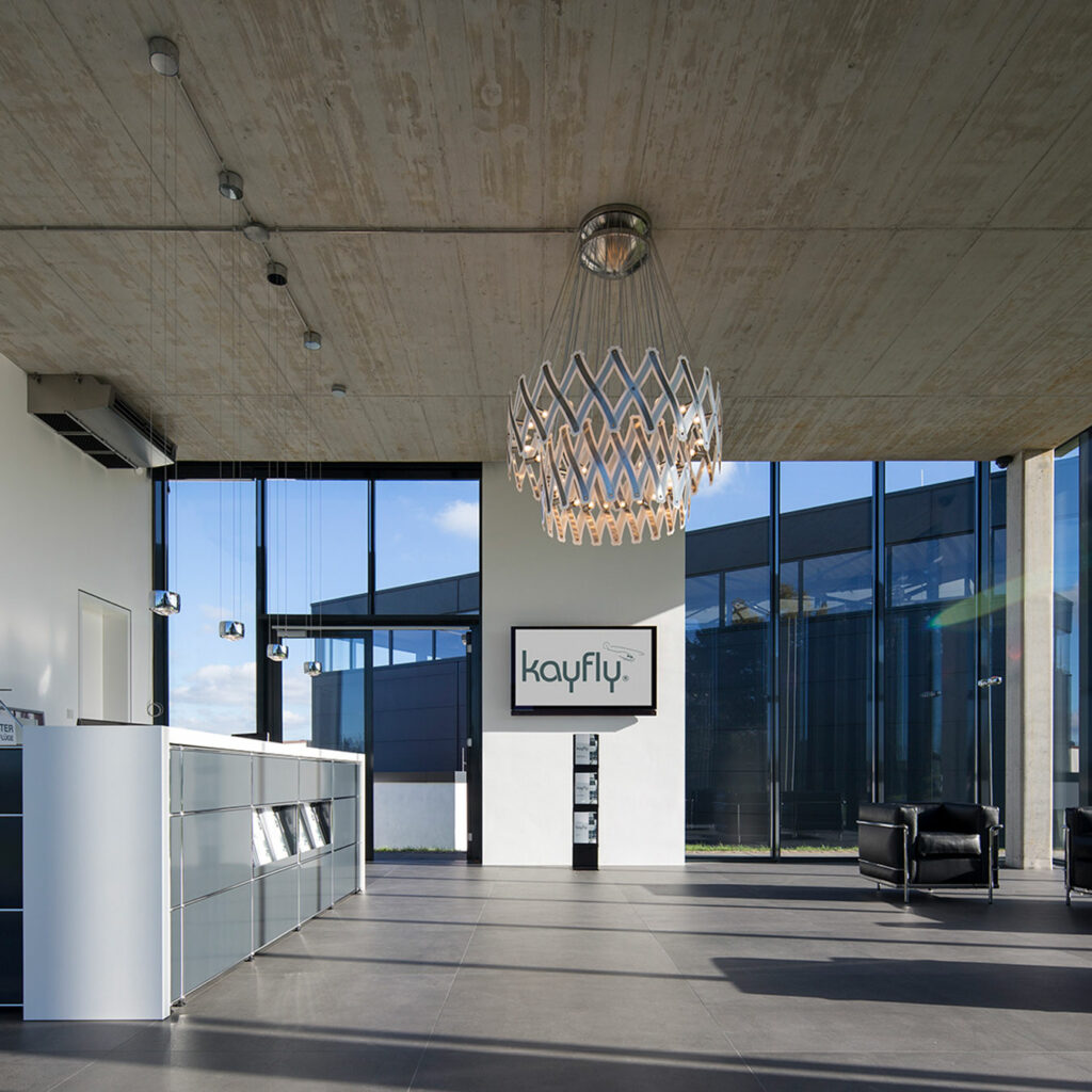 Empfangshalle und Büroräume des kayfly Hangars am Flughafen Siegerland