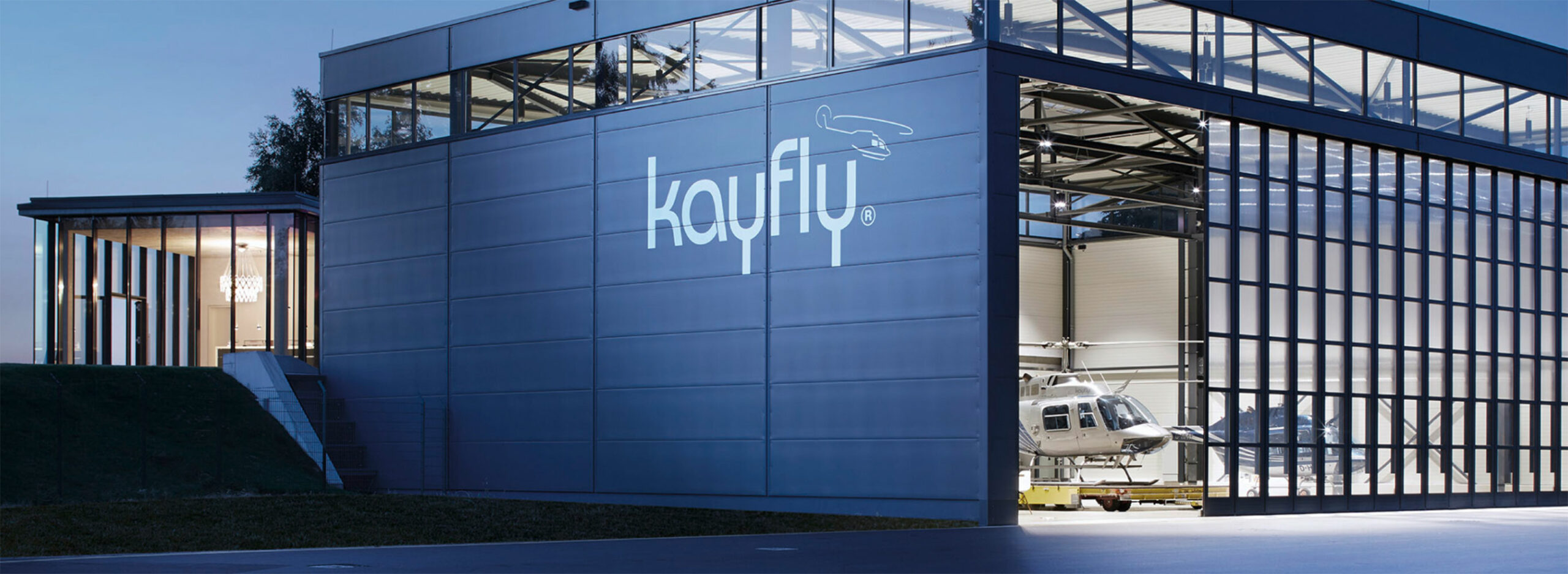 Kayfly Hangar in der Dämmerung am Flughafen Siegerland