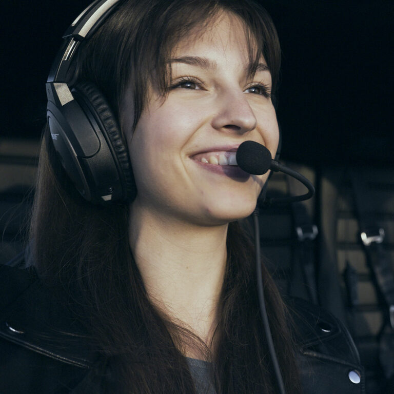 Glückliche und Entspannte Schülerin von kayfly beim Erwerb der Pilotenlizenz für Helikopter